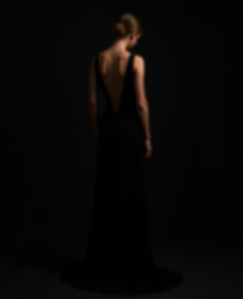 Vestido negro elegante con espalda descubierta